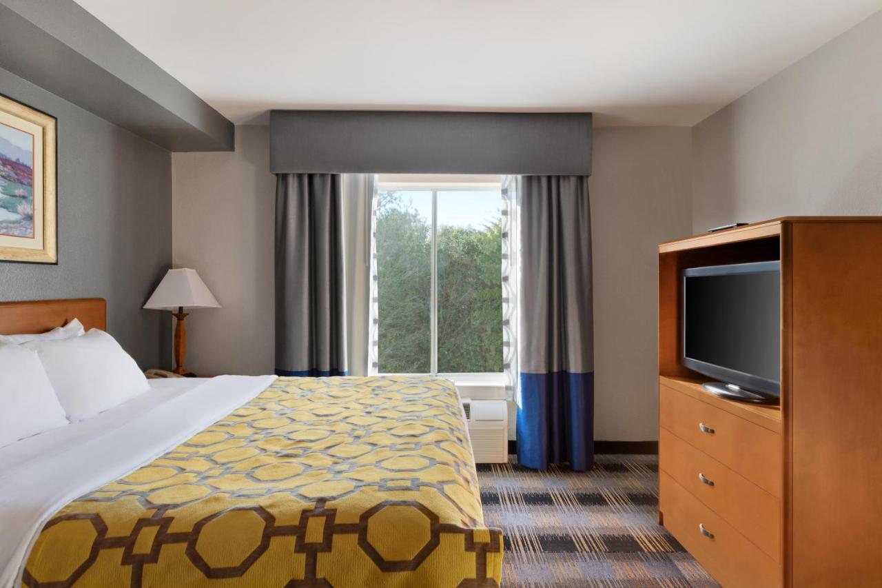 King Room - Disability Access/Non-Smoking at Baymont by Wyndham Lithia Springs Atlanta