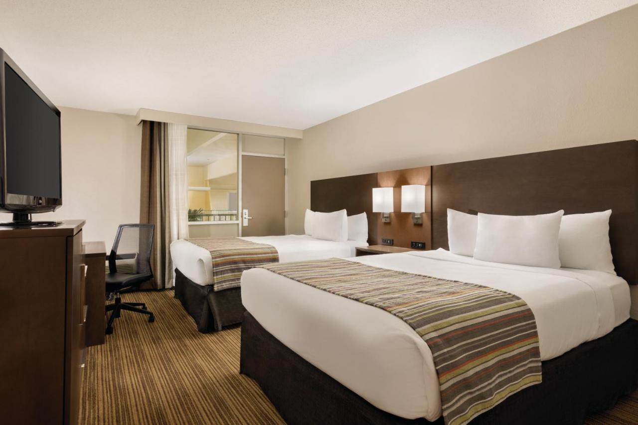 Standard Queen Room with Balcony at Country Inn & Suites by Radisson, Fergus Falls, MN
