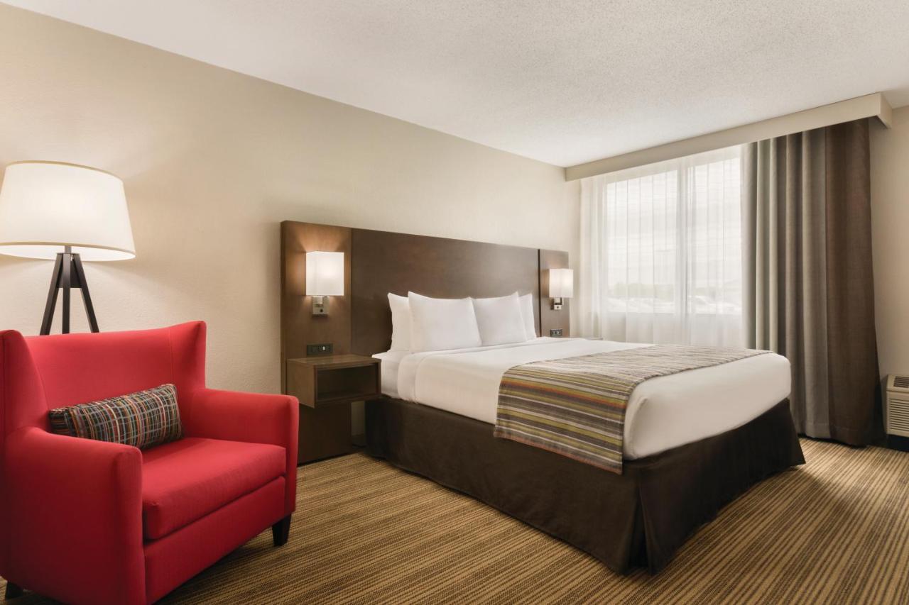Standard King Room at Country Inn & Suites by Radisson, Fergus Falls, MN