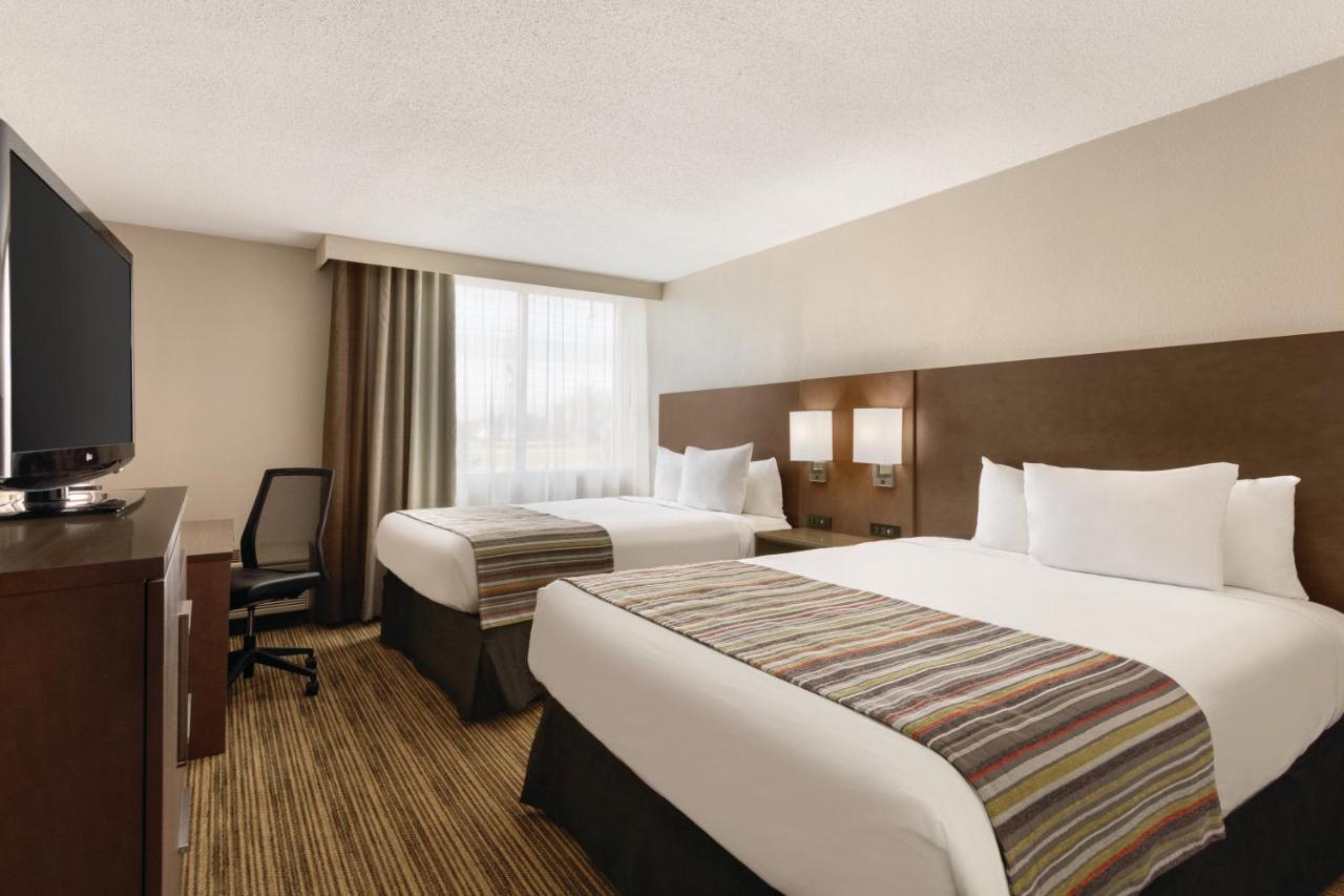 Standard Queen Room at Country Inn & Suites by Radisson, Fergus Falls, MN
