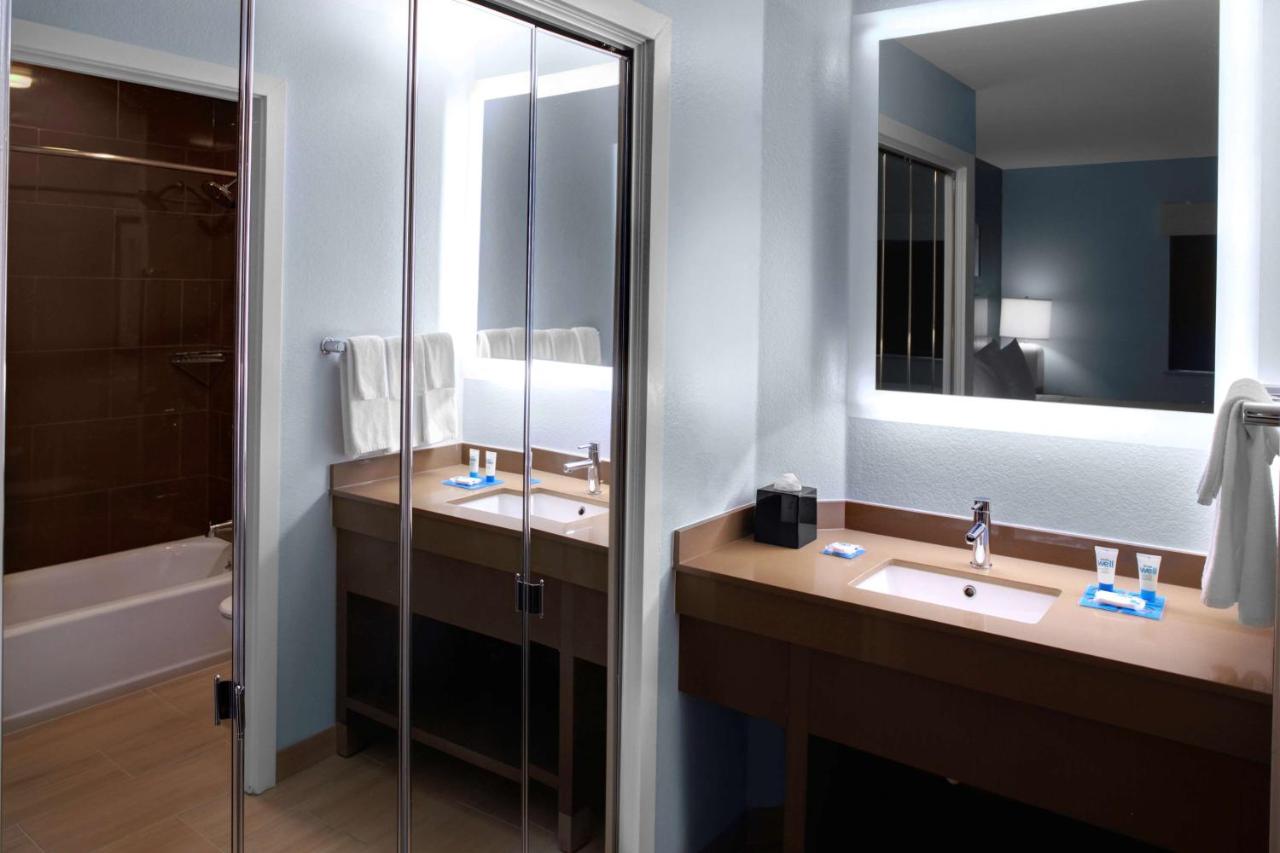 King Suite with Bath Tub - Disability Access at HYATT house Sterling/Dulles Airport-North