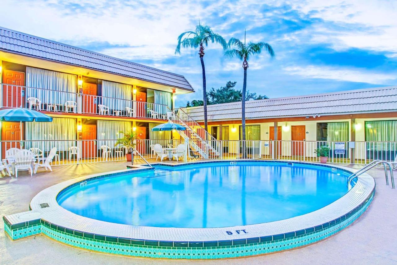 | Days Inn by Wyndham St. Petersburg Central