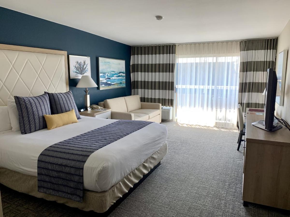 Deluxe Double Room with Balcony at Bay Club Hotel & Marina