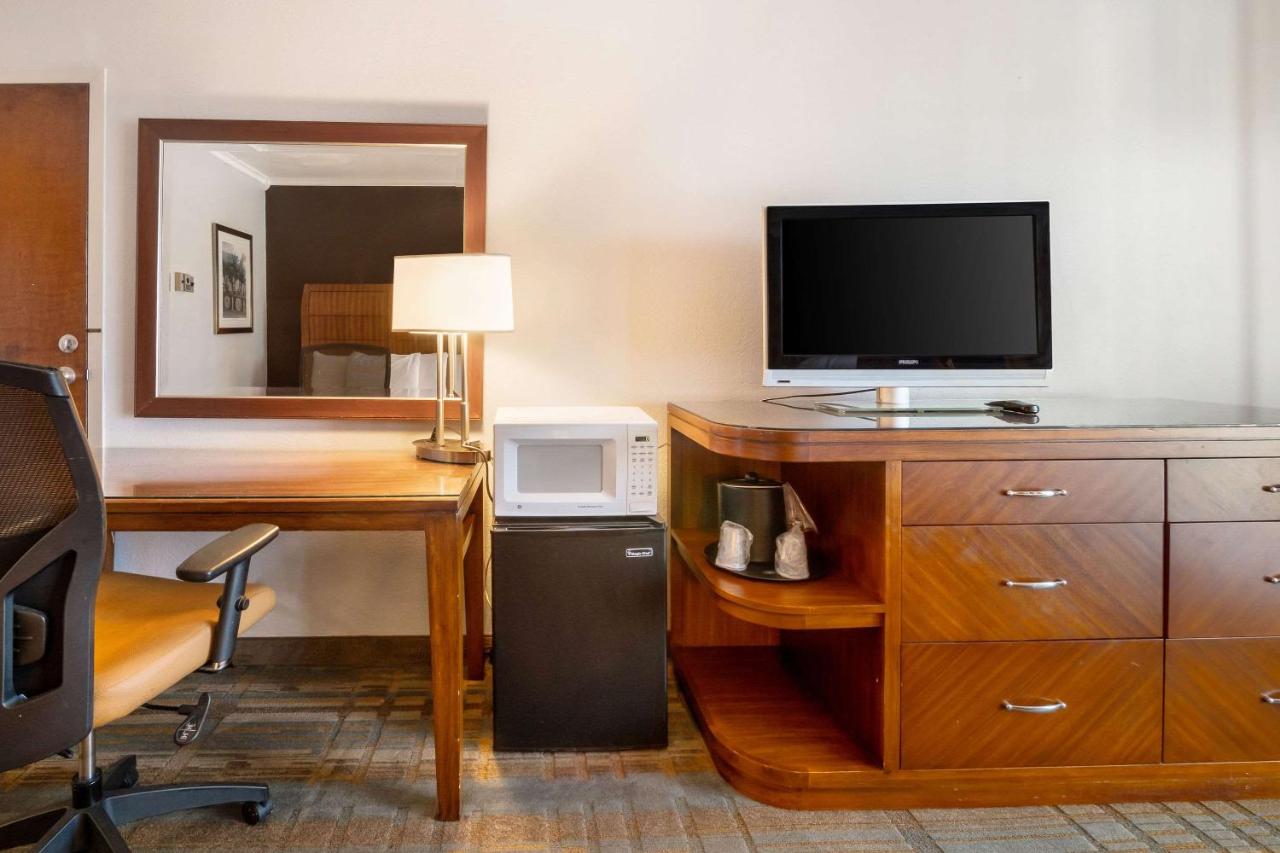 Queen Room with Two Queen Beds - Non-Smoking at Econo Lodge Winter Haven Chain Of Lakes
