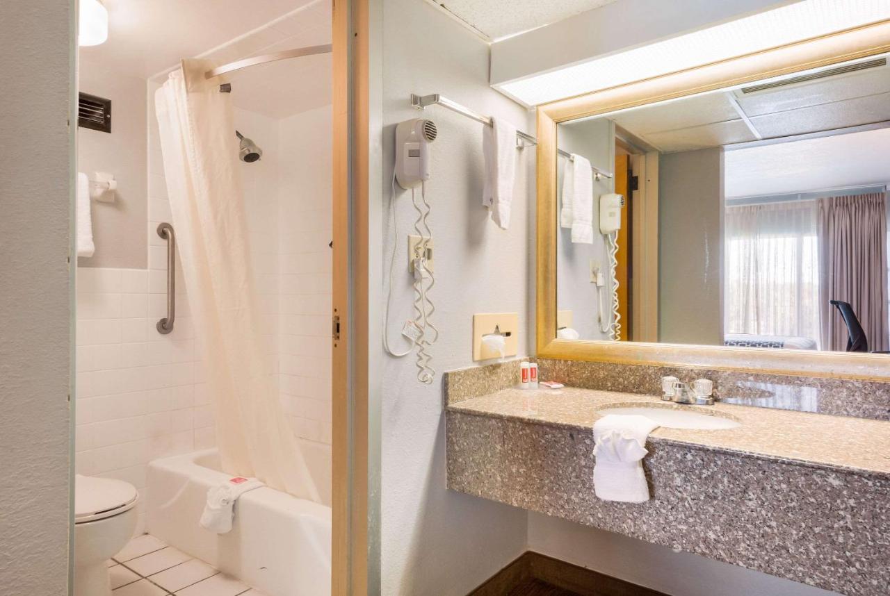 Queen Room with Two Queen Beds - Non-Smoking at Econo Lodge Winter Haven Chain Of Lakes