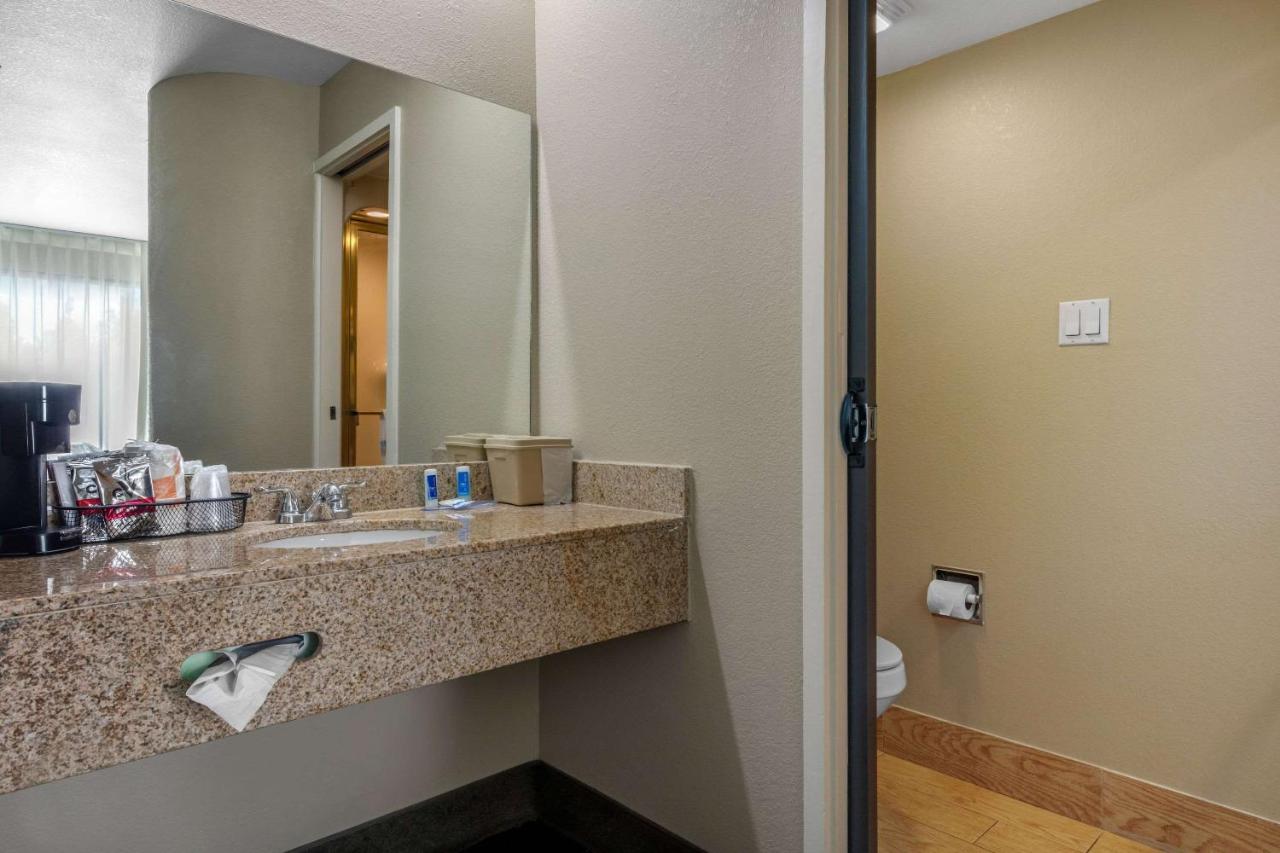 Executive Queen Room with Two Queen Beds - Non-Smoking at Rodeway Inn Tuscaloosa near University