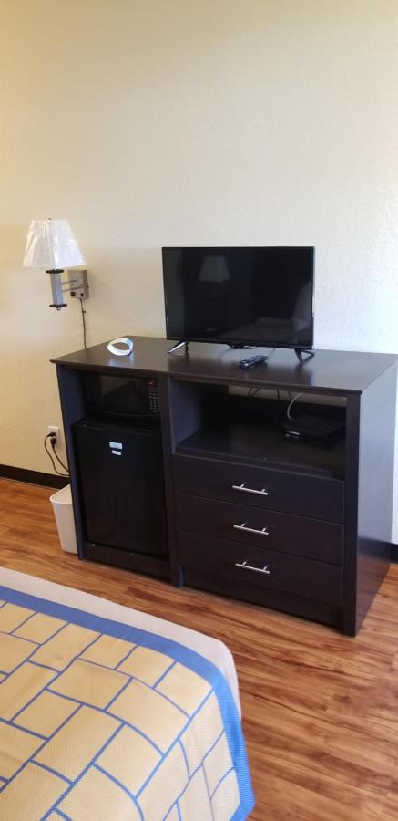 One-Bedroom King Suite - Non-Smoking at Days Inn by Wyndham Macon I-75 North