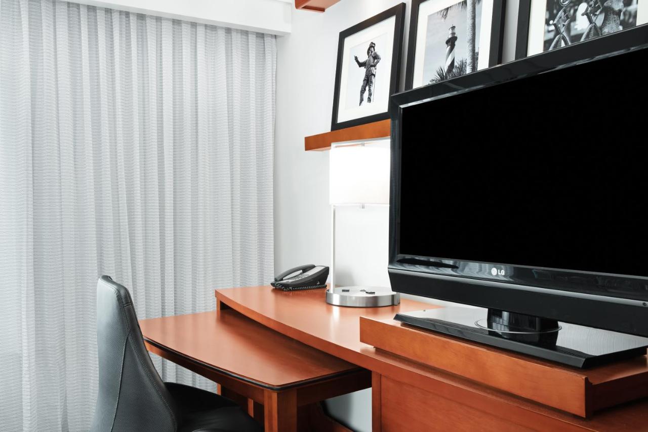 King Room with Sofa Bed at Courtyard by Marriott St Augustine I-95