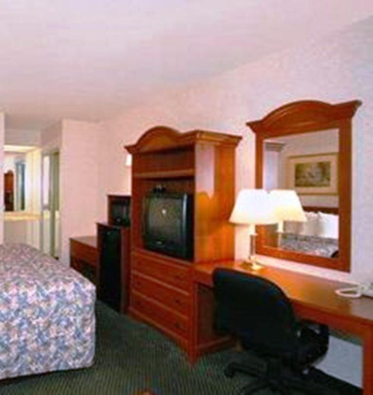 King Room - Smoking at Quality Inn Roanoke near Lake Gaston