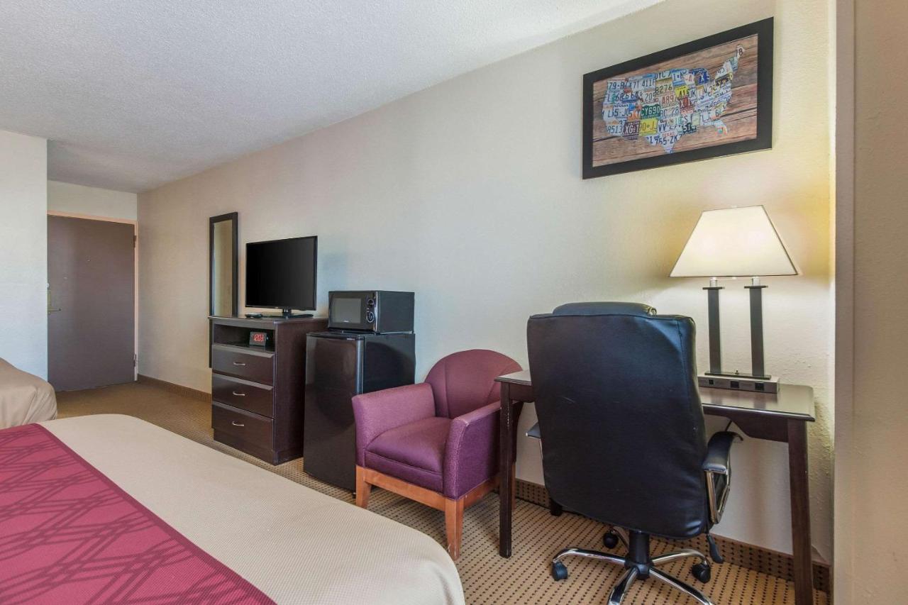 Queen Room with Two Queen Beds - Smoking at Econo Lodge Lexington