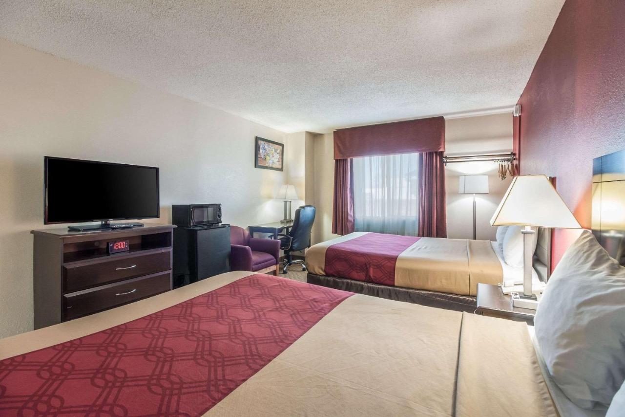 Queen Room with Two Queen Beds - Smoking at Econo Lodge Lexington