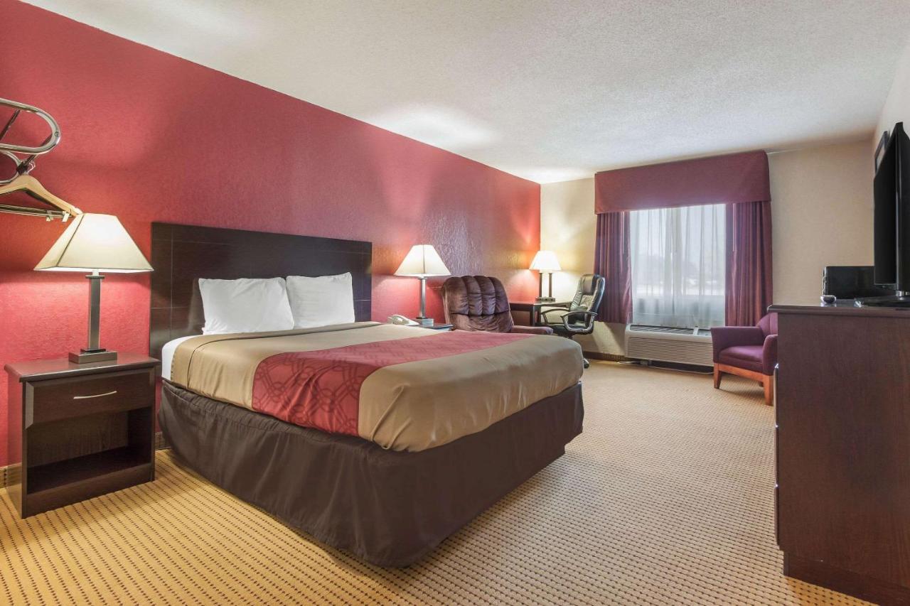 Queen Room - Non-Smoking at Econo Lodge Lexington
