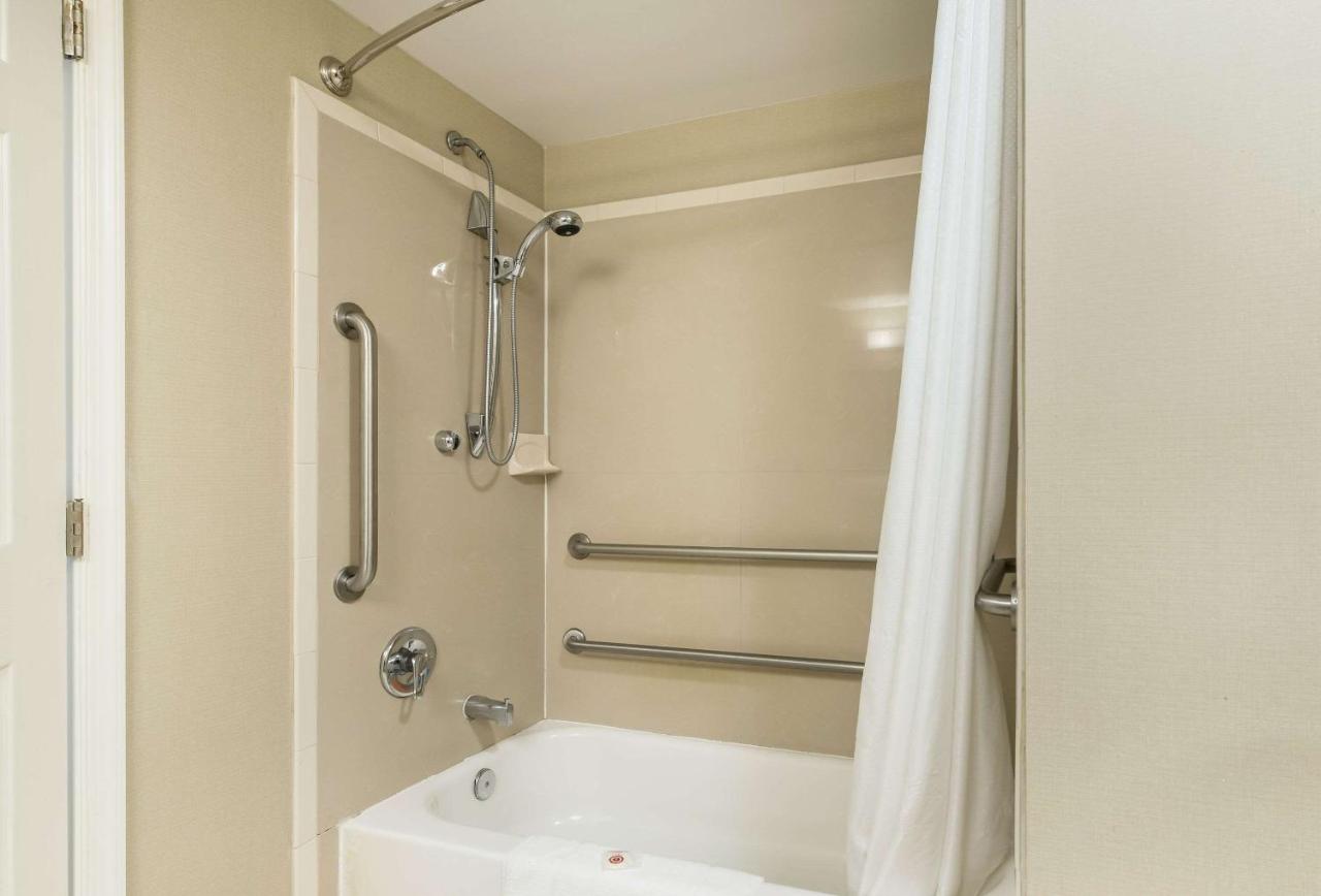King Room with tub - Accessible/Non-Smoking at Comfort Suites Atlantic City North