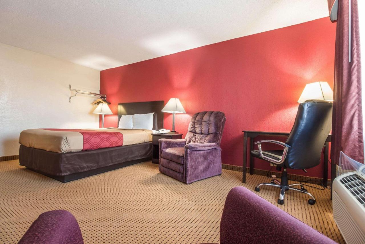 Queen Room - Non-Smoking at Econo Lodge Lexington