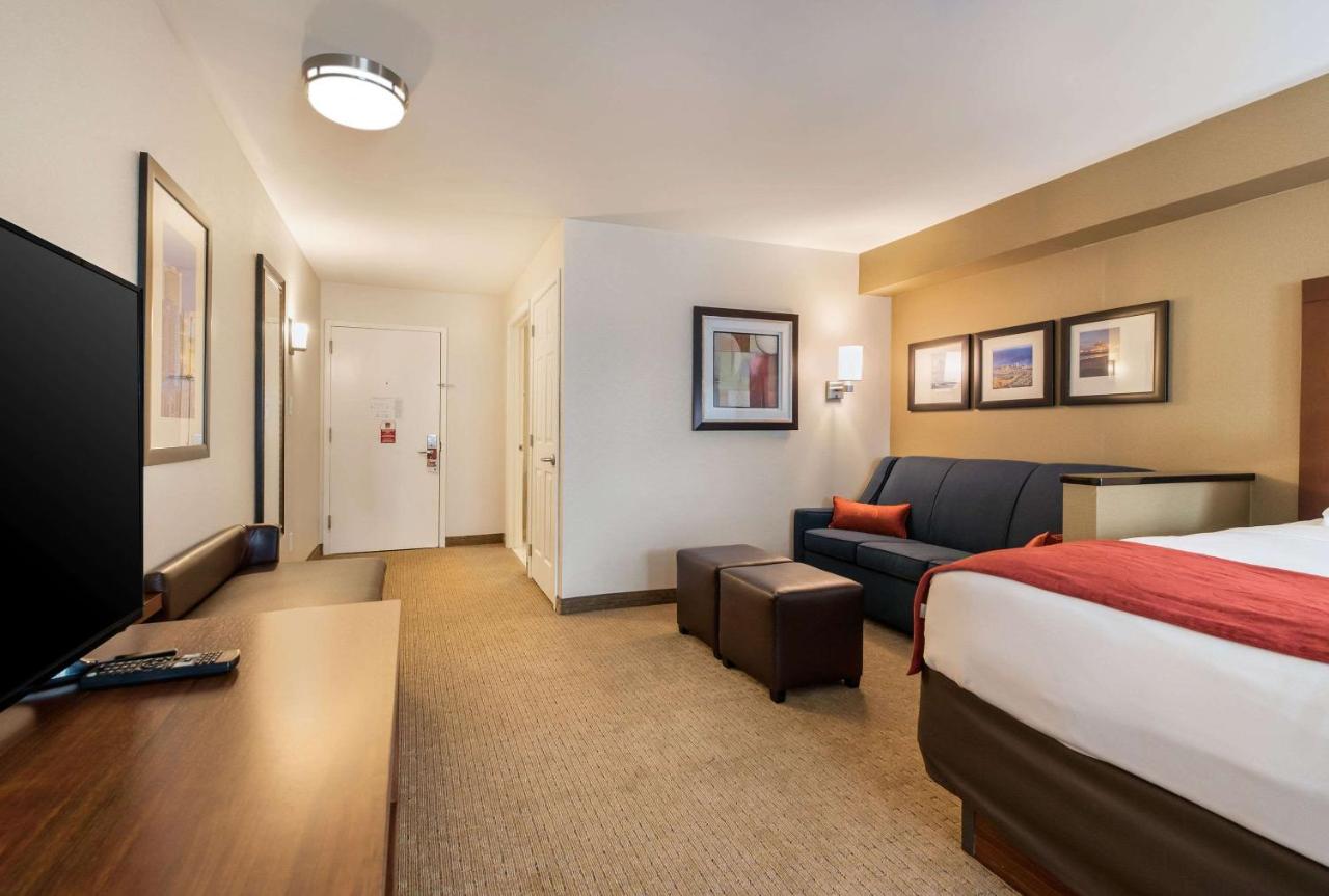 Deluxe Queen Room at Comfort Suites Atlantic City North