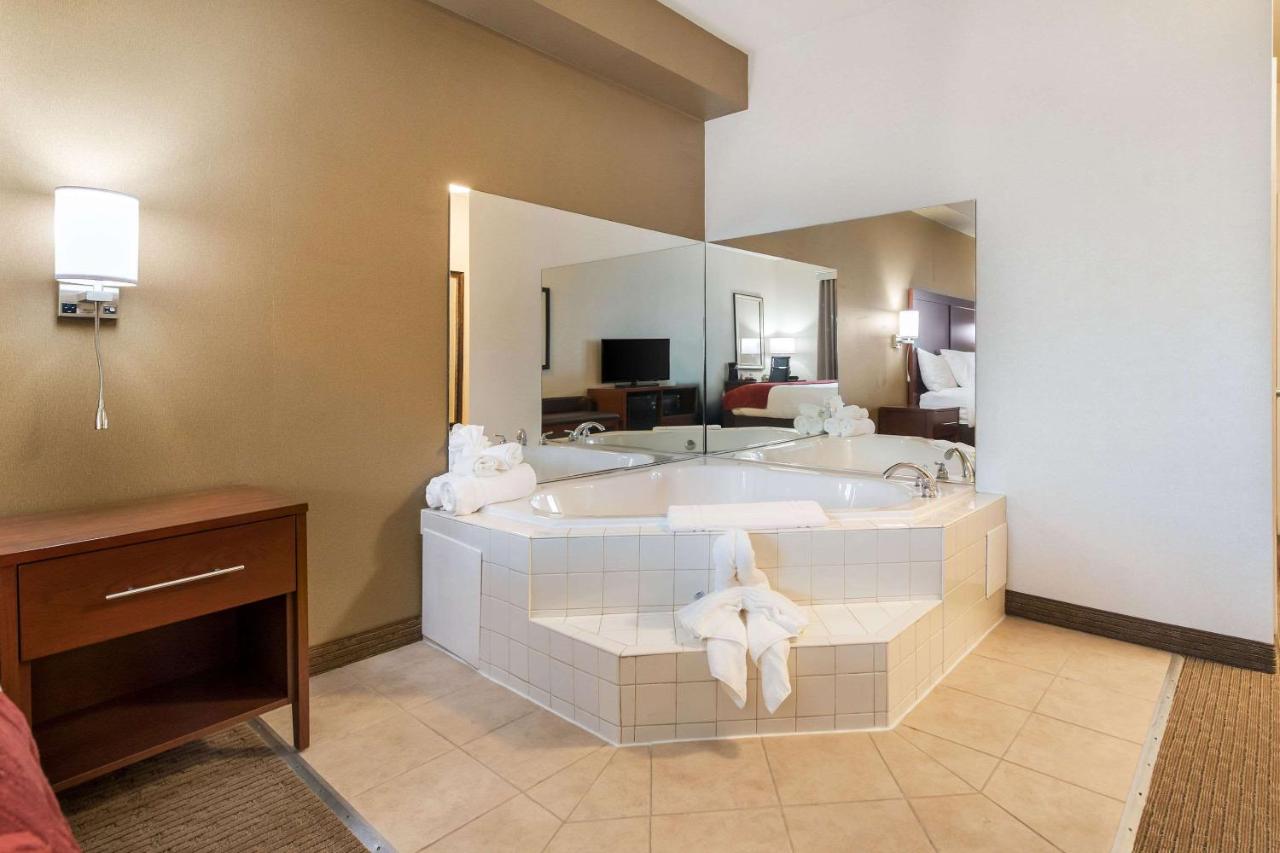 King Room at Comfort Suites Atlantic City North
