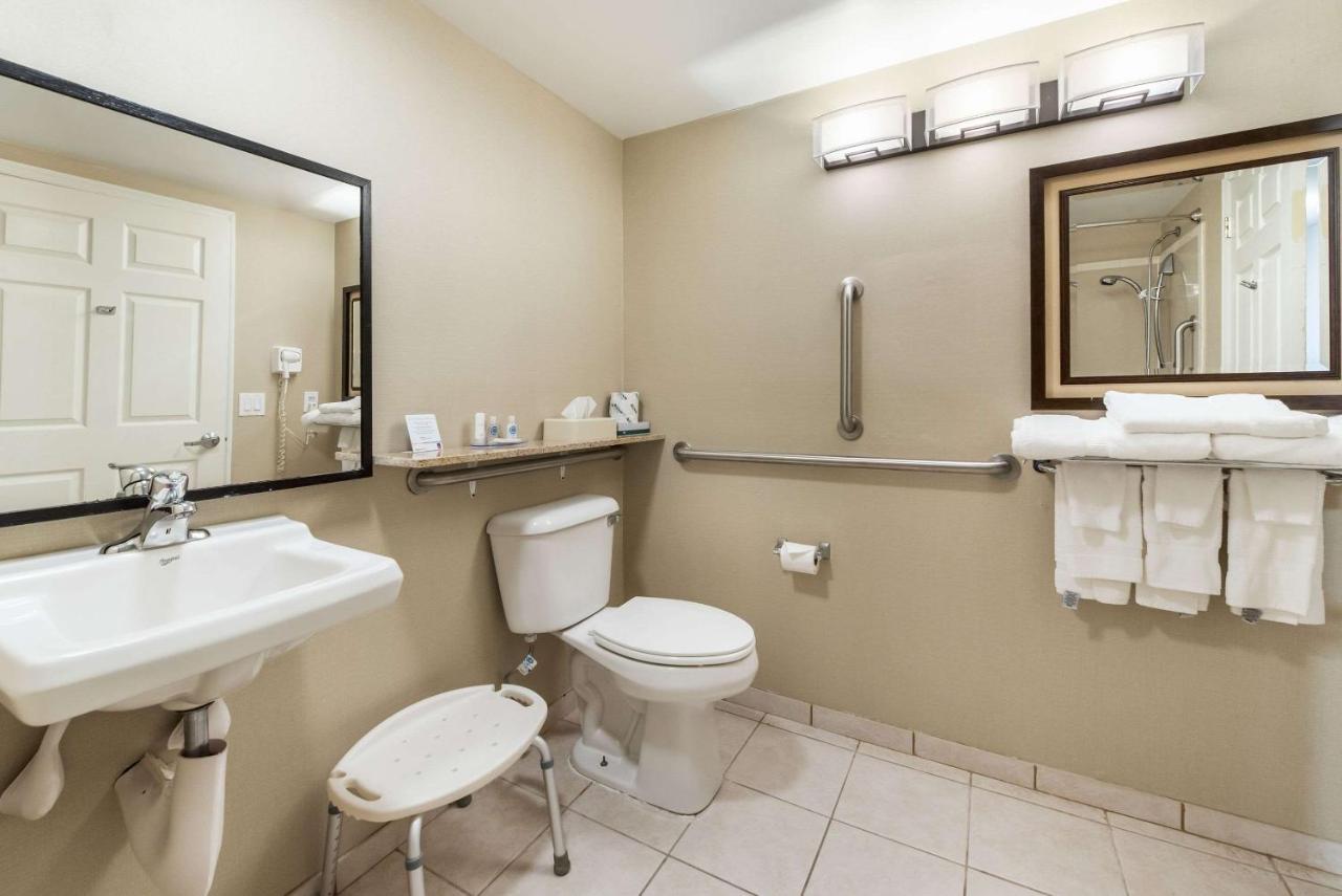 King Room with tub - Accessible/Non-Smoking at Comfort Suites Atlantic City North