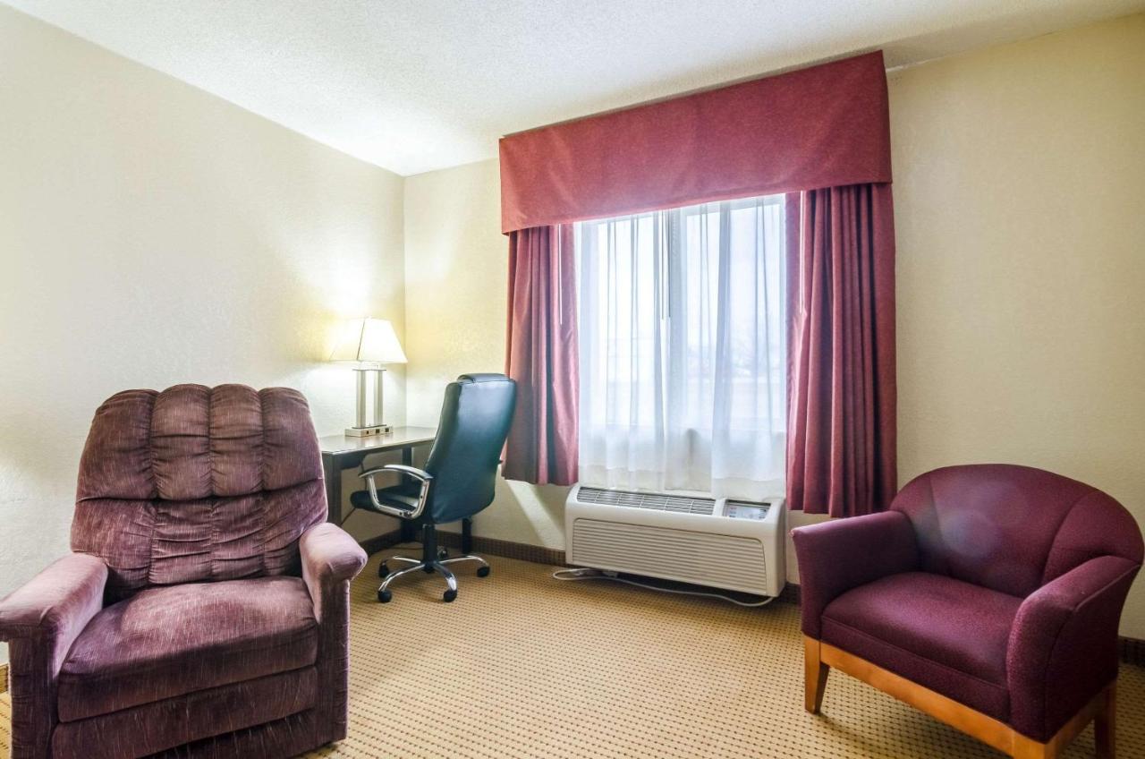 Queen Room - Non-Smoking at Econo Lodge Lexington
