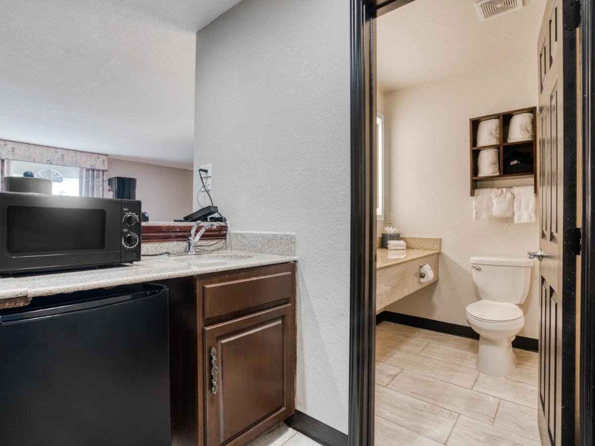 Junior Suite at Alexis Hotel & Banquets Dallas Park Central Galleria