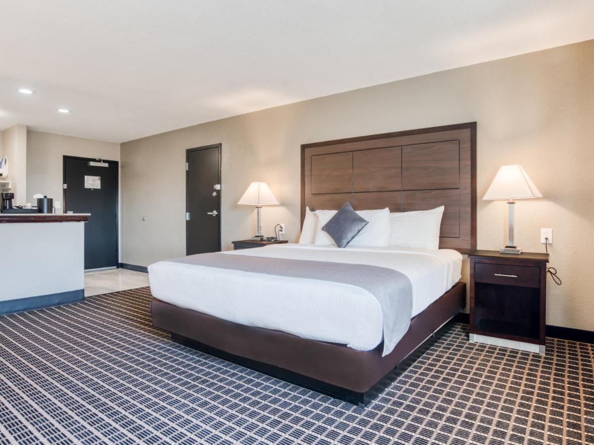 Junior Suite at Alexis Hotel & Banquets Dallas Park Central Galleria
