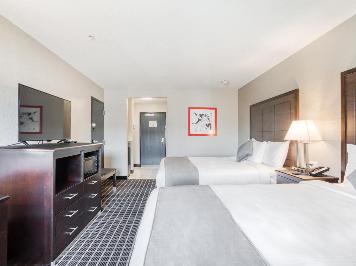 Queen Room with Two Queen Beds - Disability Access at Alexis Hotel & Banquets Dallas Park Central Galleria