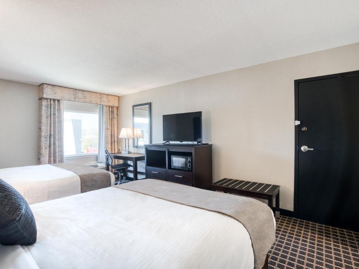 Queen Room with Two Queen Beds - Disability Access at Alexis Hotel & Banquets Dallas Park Central Galleria