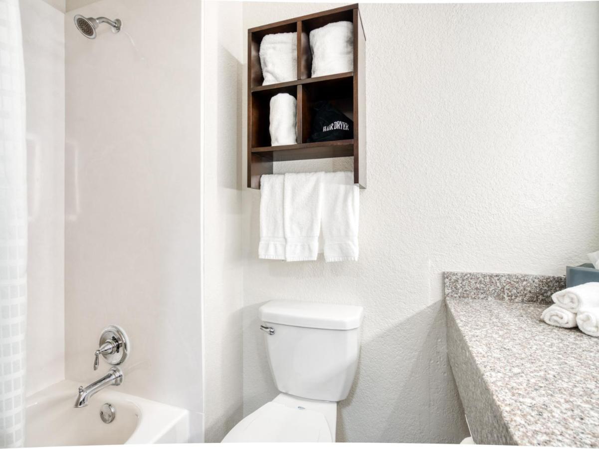 Queen Room with Two Queen Beds - Disability Access at Alexis Hotel & Banquets Dallas Park Central Galleria