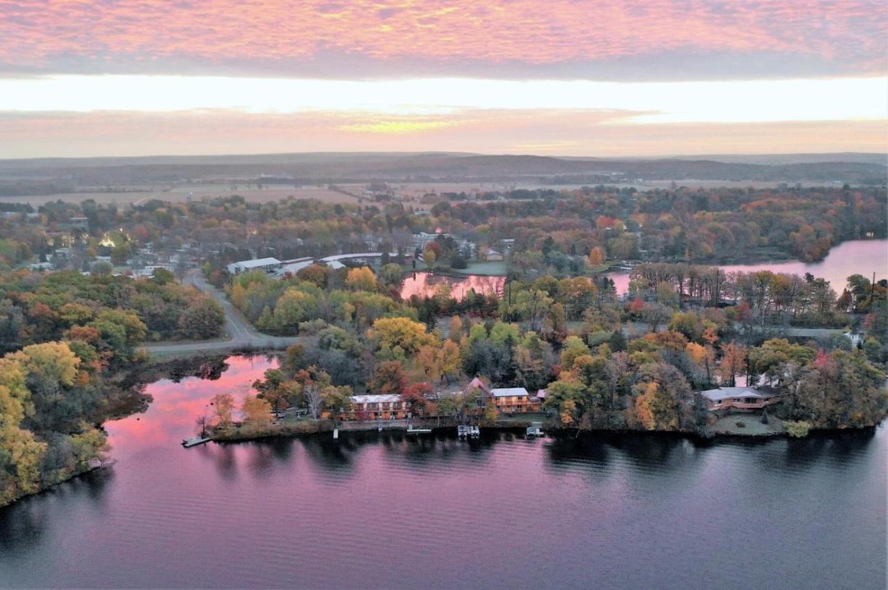 | Curriers Lakeview Lodge