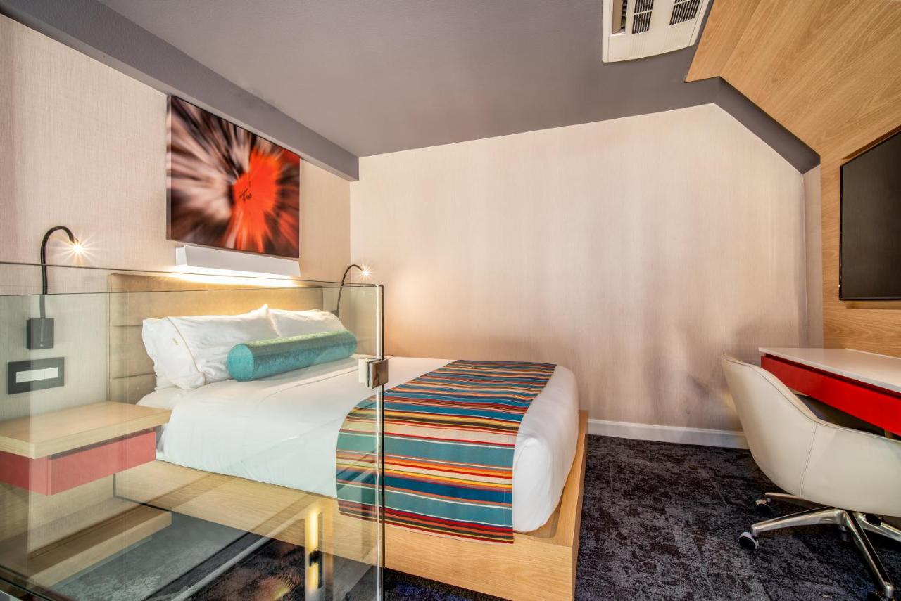 Queen Suite with one Queen Bed at Century Park Hotel