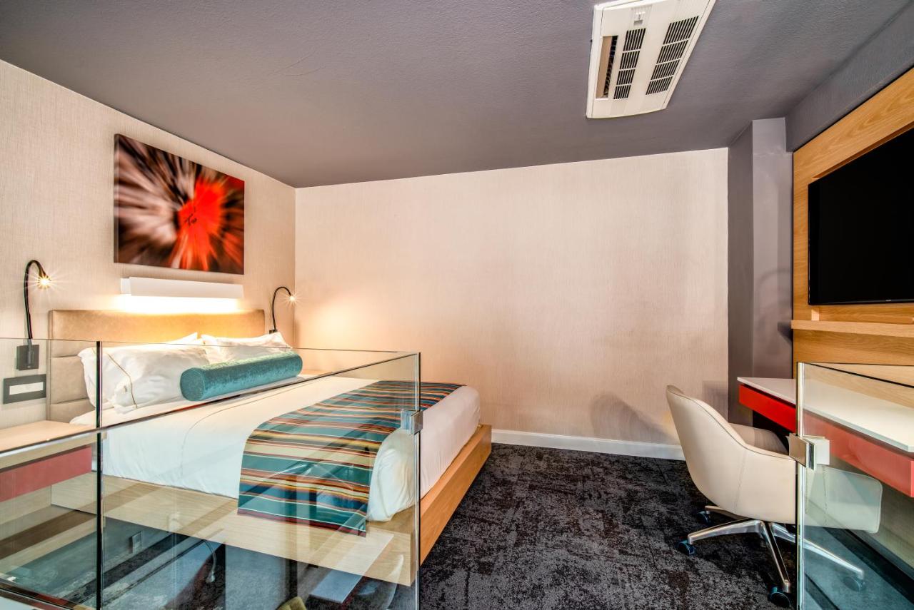 Queen Suite with One Queen Bed - City View at Century Park Hotel