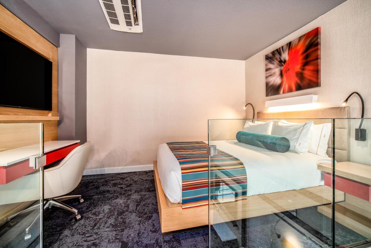 Queen Suite with One Queen Bed - City View at Century Park Hotel