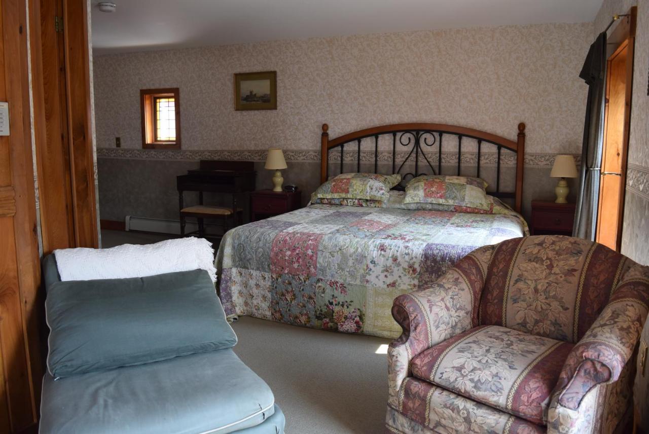 | Black Lantern Inn