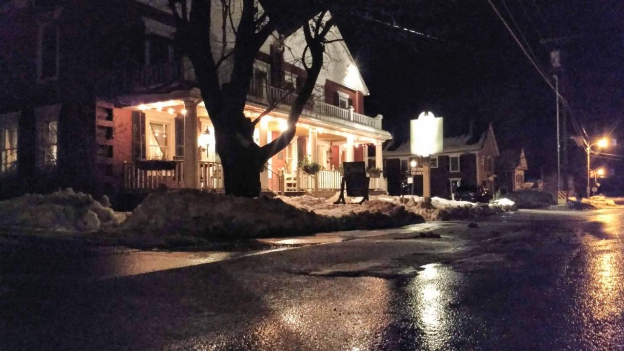 | Black Lantern Inn