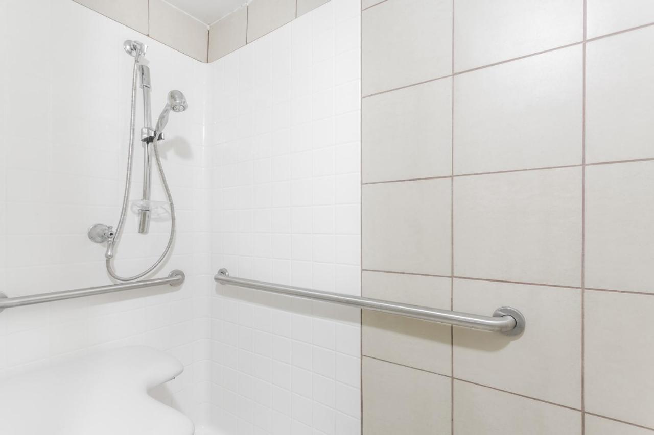 King Room with Roll-in Shower - Mobility Access/Non-Smoking at Days Inn by Wyndham Pensacola - Historic Downtown