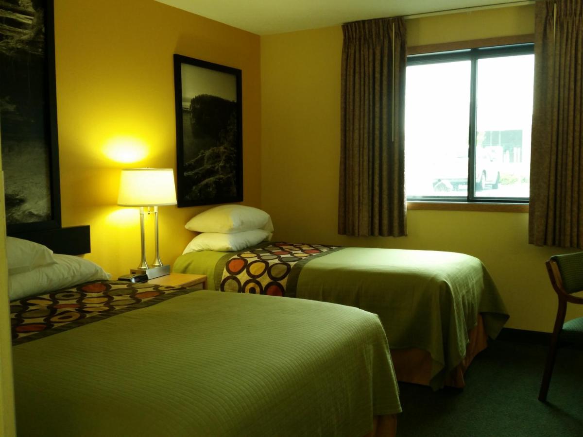 Queen Room - Mobility Access/Non-Smoking at Super 8 by Wyndham Ottawa Starved Rock