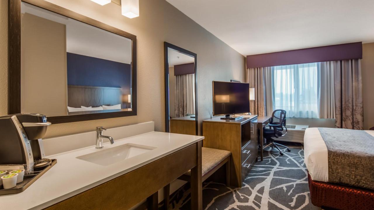 King Room with Bath Tub - Disability Access at Best Western McMinnville Inn