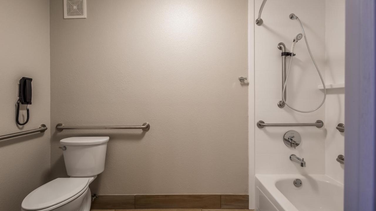 King Room with Bath Tub - Disability Access at Best Western McMinnville Inn