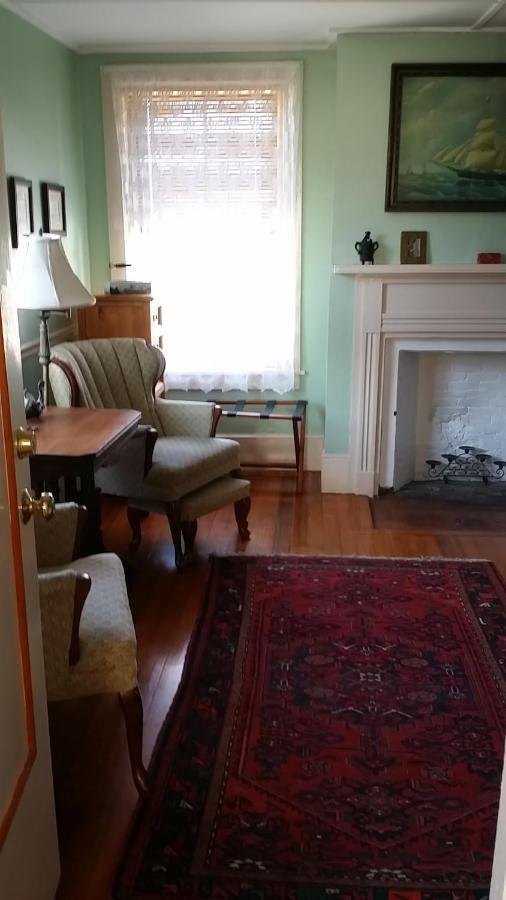| Burbank Rose Inn Bed & Breakfast