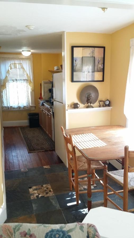 | Burbank Rose Inn Bed & Breakfast