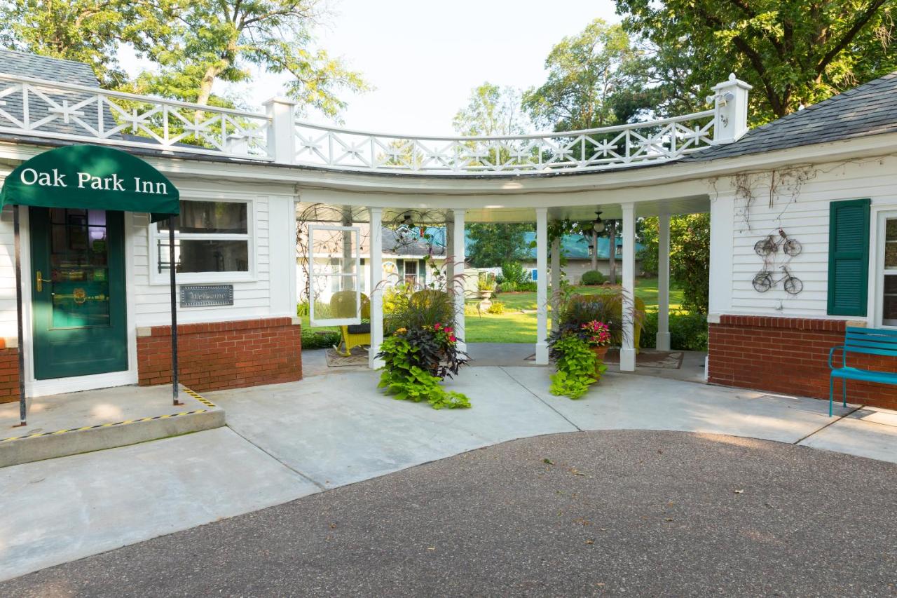 | Oak Park Inn