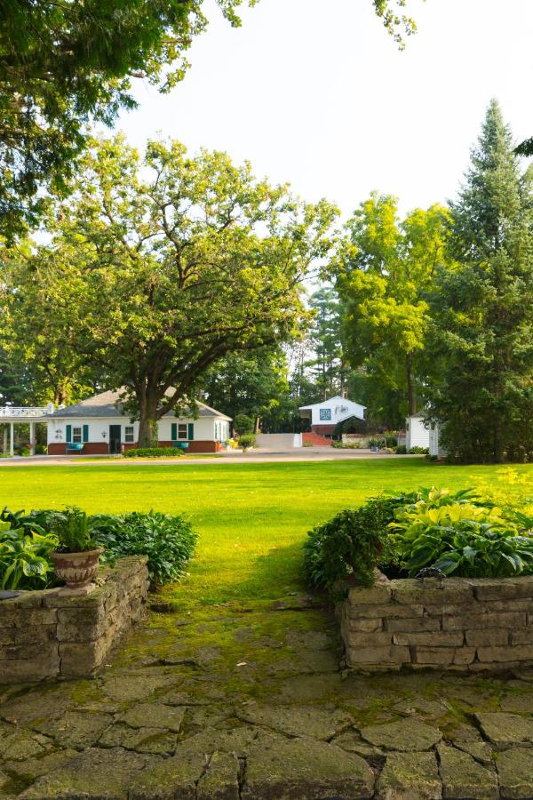 | Oak Park Inn