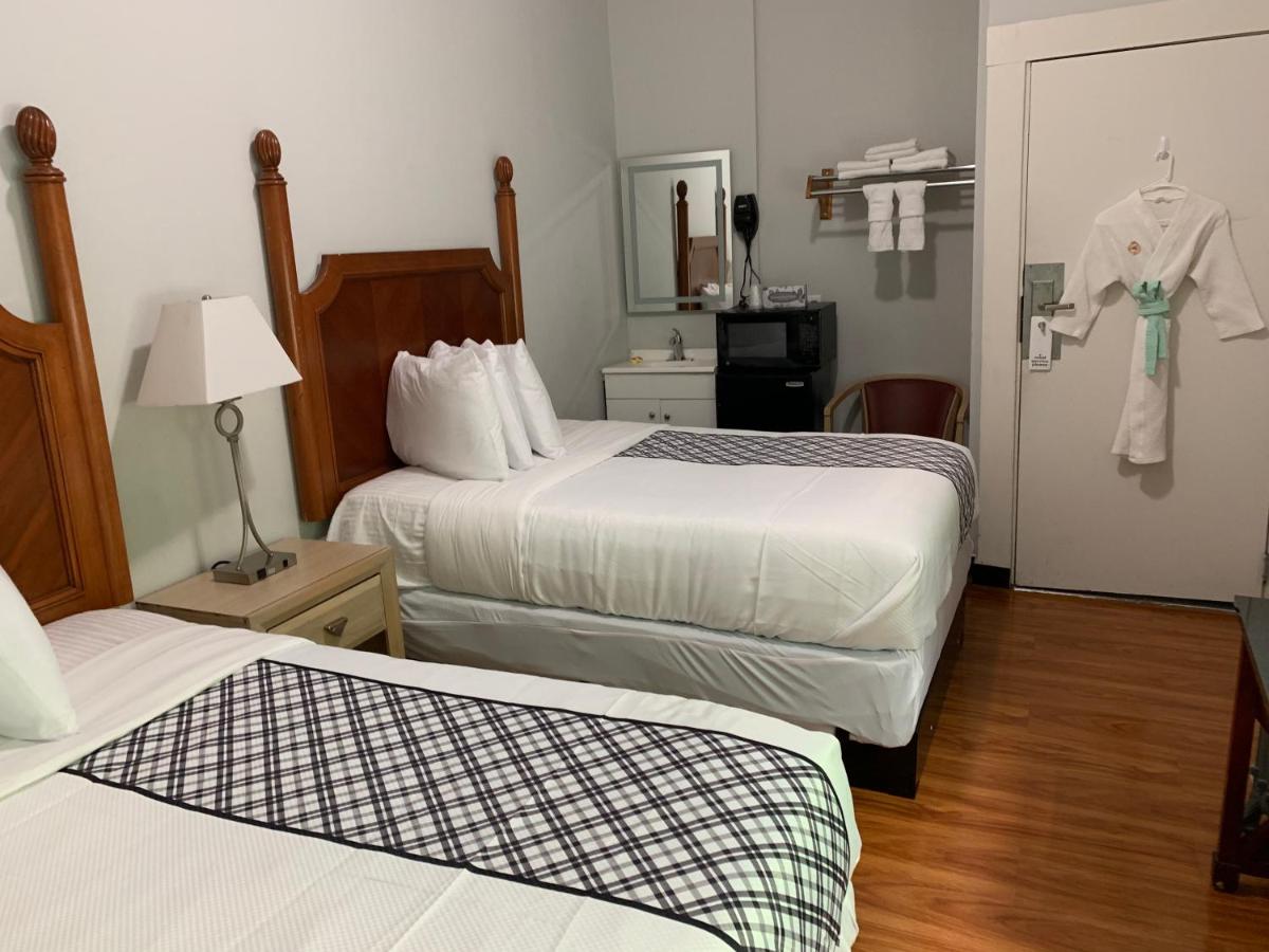 Standard Double Room with Shared Bathroom at Warfield Hotel