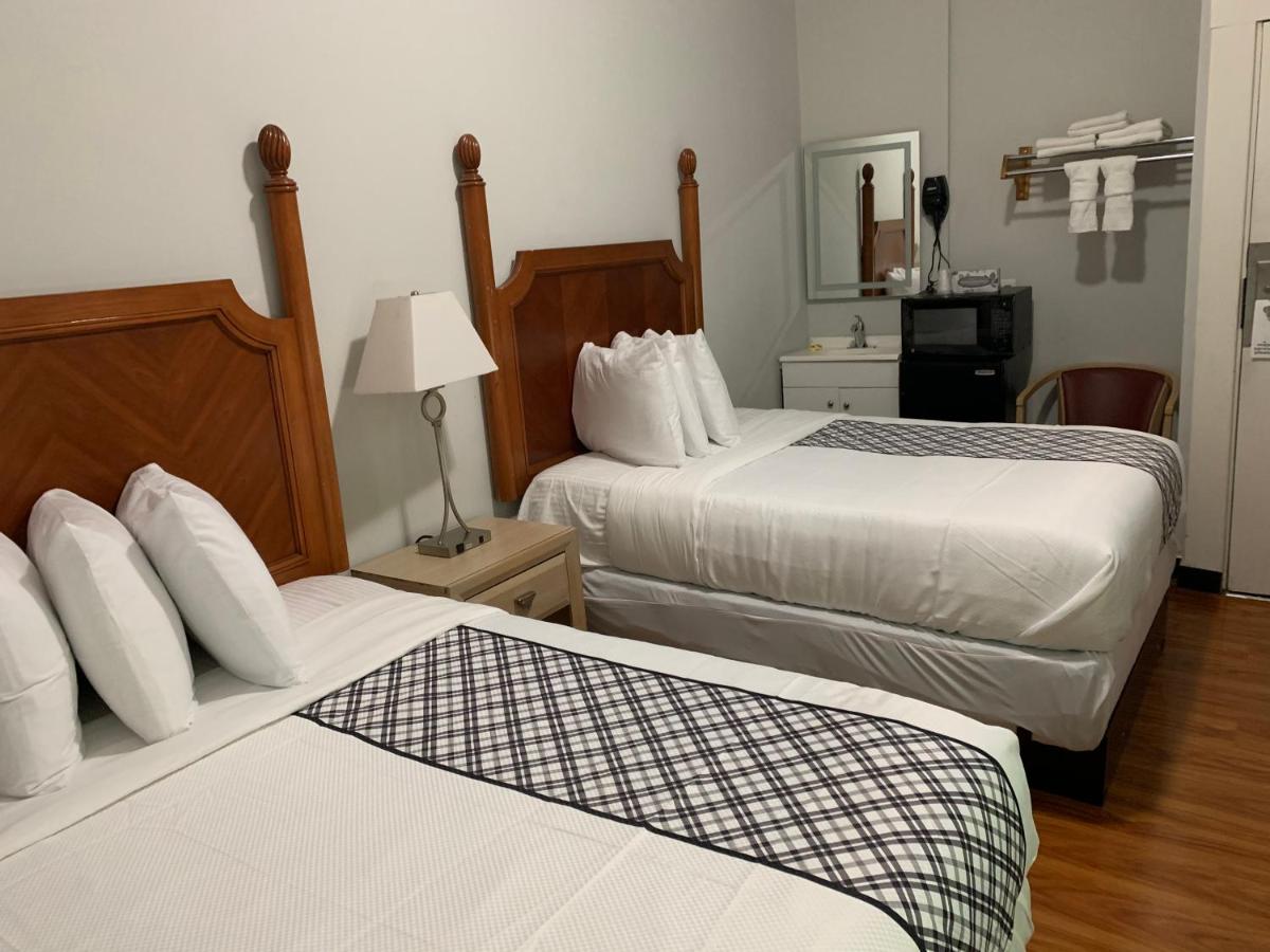 Standard Double Room with Shared Bathroom at Warfield Hotel
