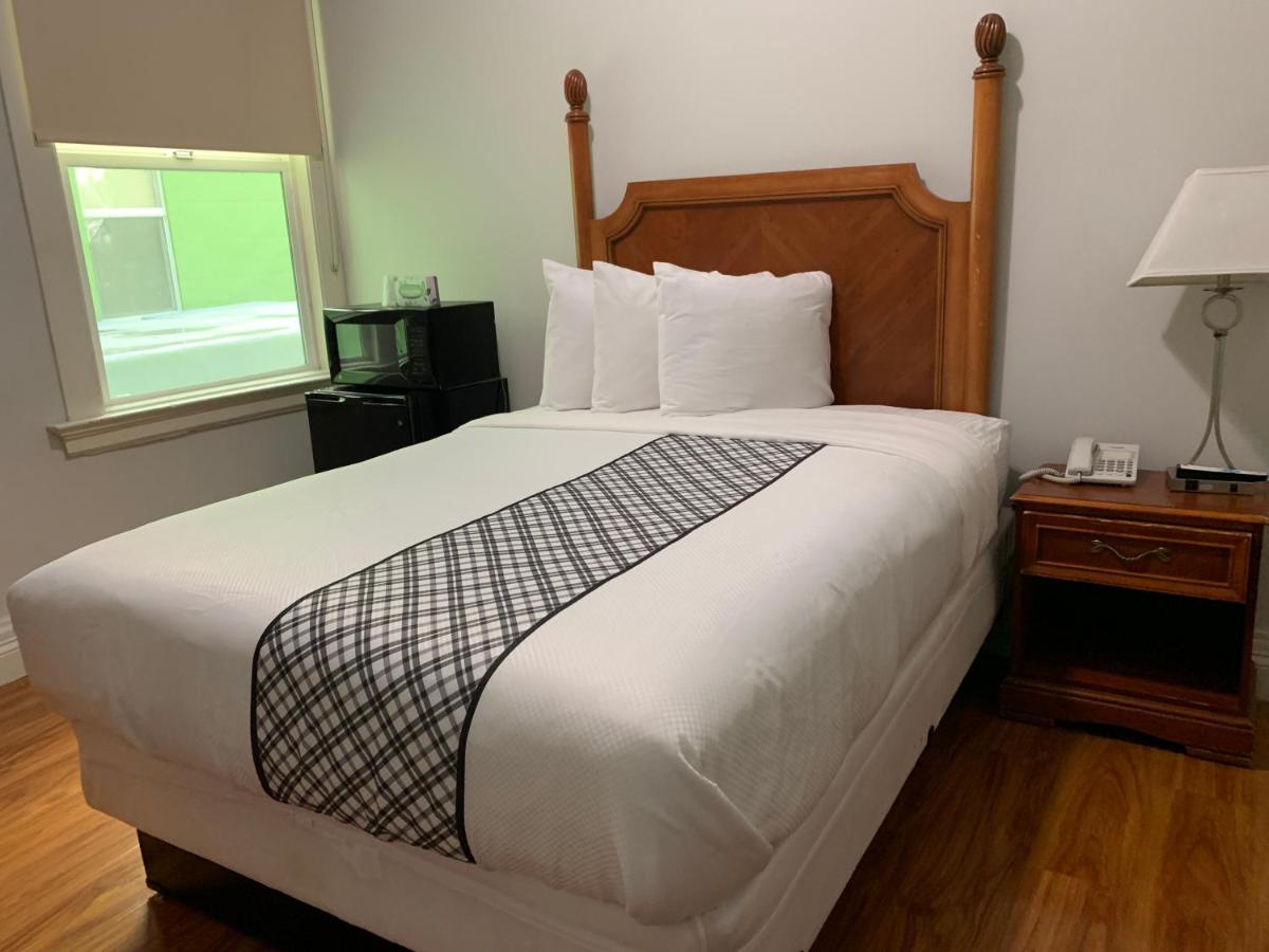 Queen Room with Shared Bathroom at Warfield Hotel