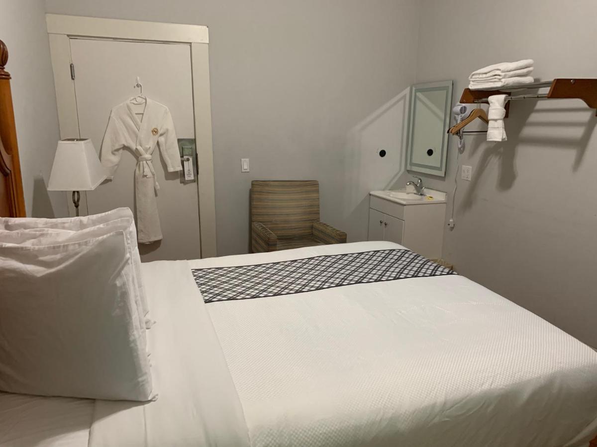 Queen Room with Shared Bathroom at Warfield Hotel
