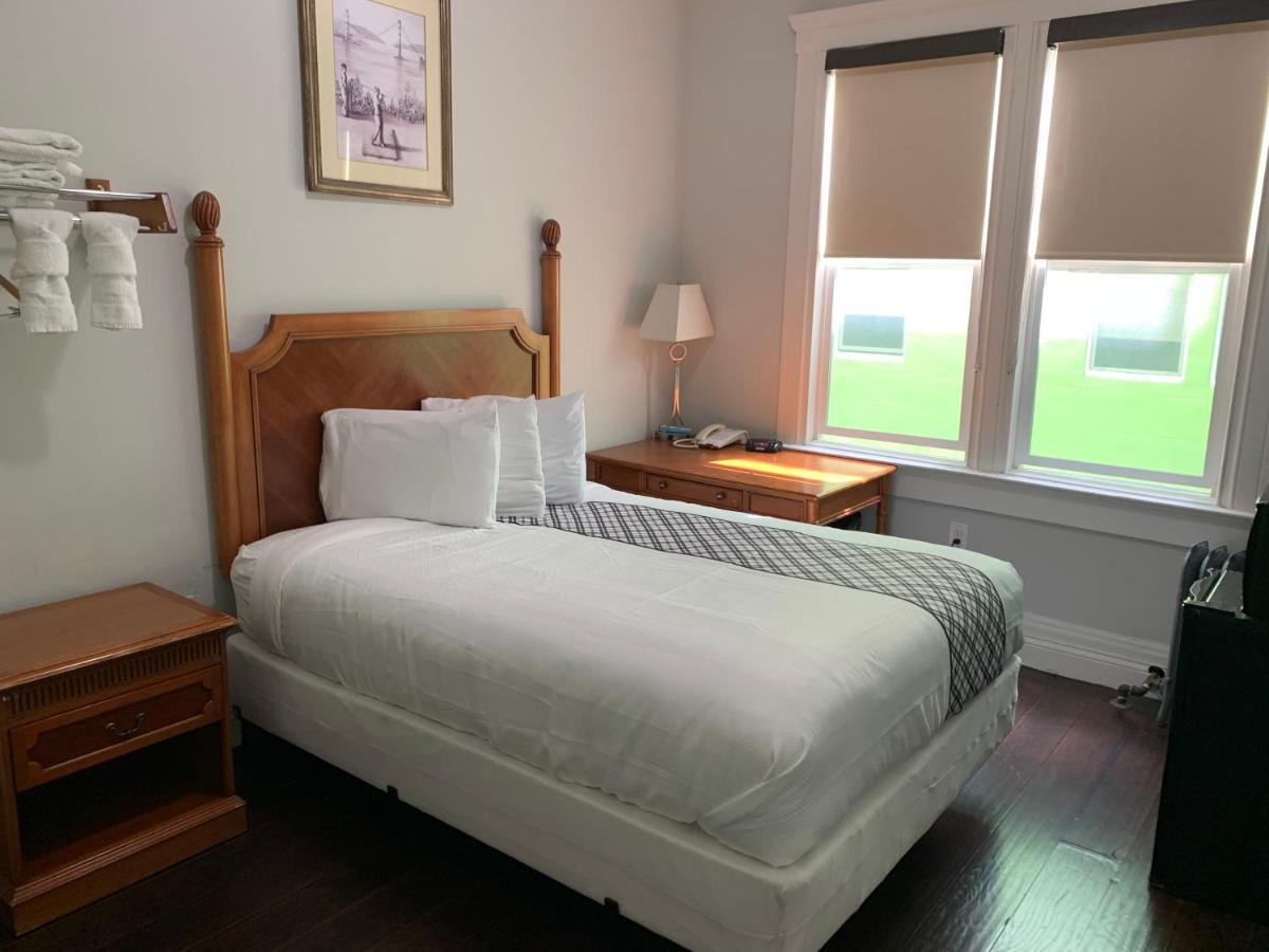 Queen Room with Shared Bathroom at Warfield Hotel