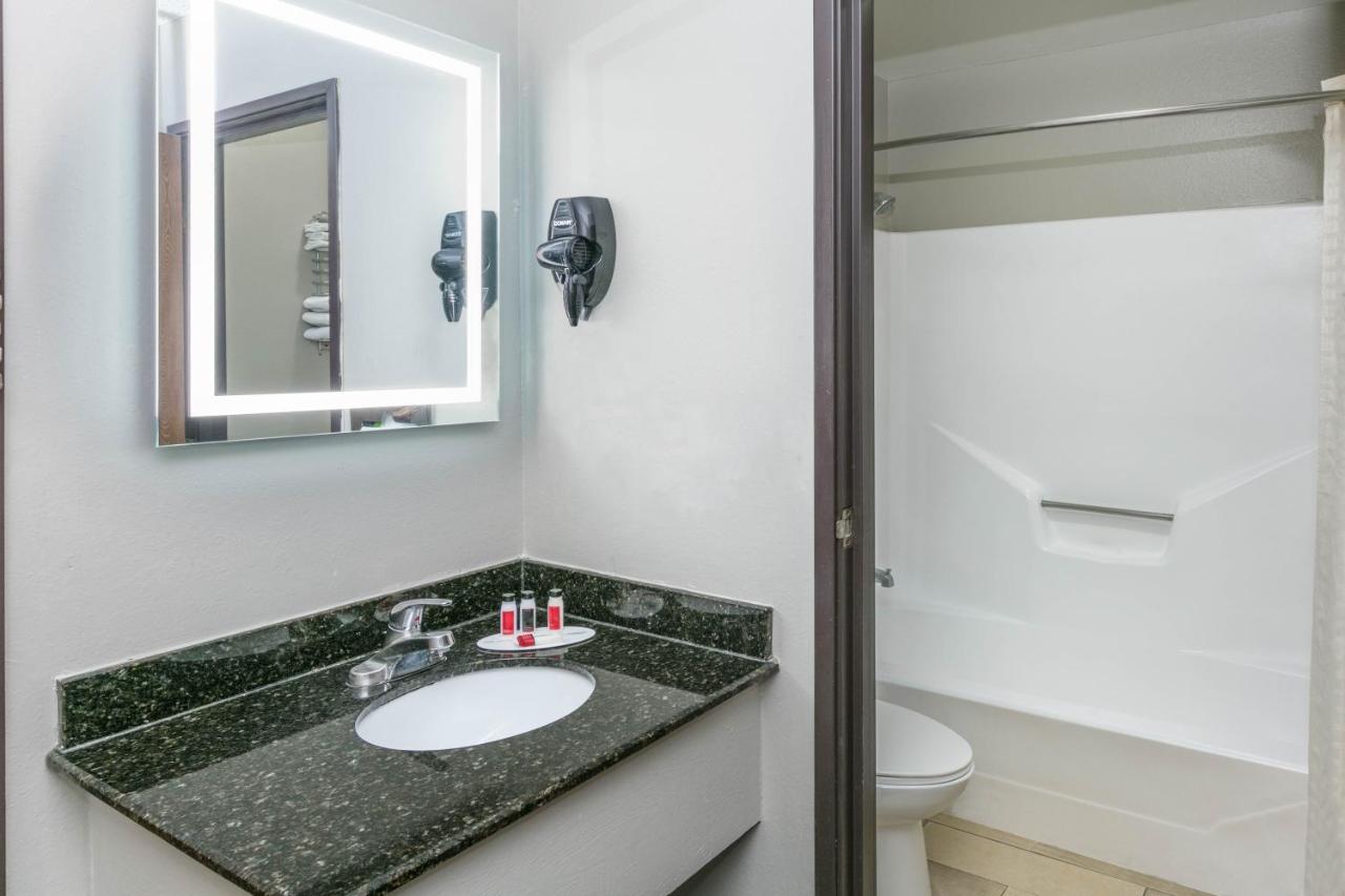 | Howard Johnson by Wyndham Near Schlitterbahn