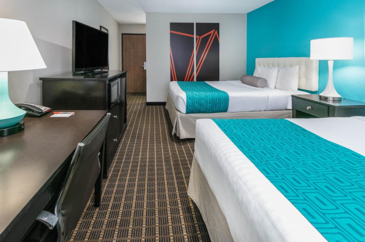| Howard Johnson by Wyndham Near Schlitterbahn