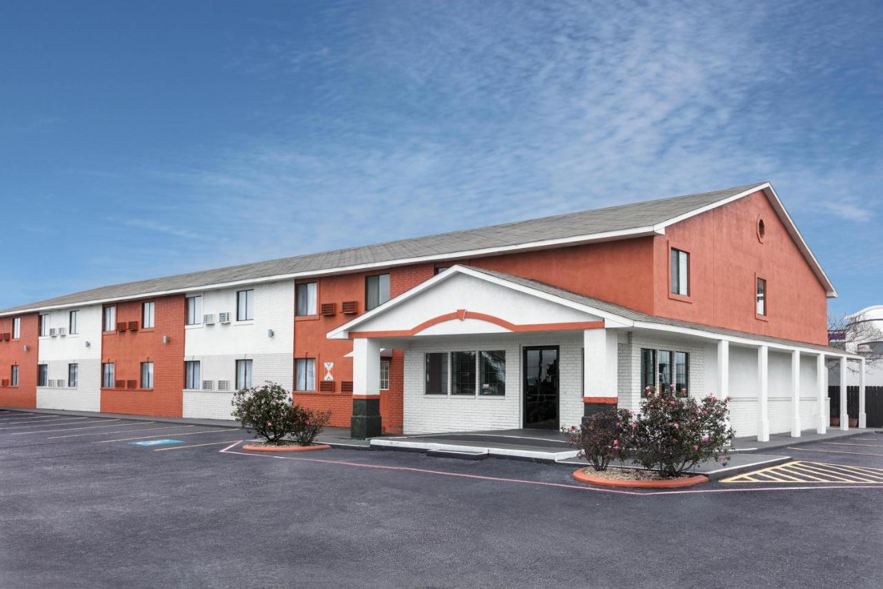 | Howard Johnson by Wyndham Near Schlitterbahn