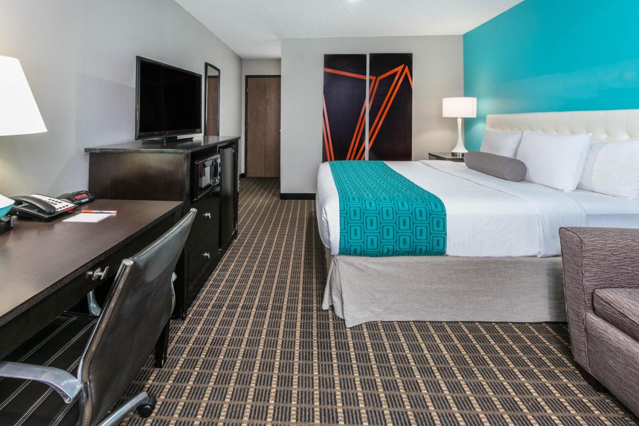 | Howard Johnson by Wyndham Near Schlitterbahn